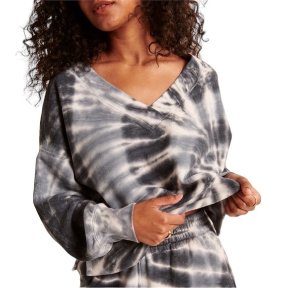 ABERCROMBIE & FITCH Wash Effect Sharkbite V-Neck Sweatshirt, Size SMALL - Picture 10 of 14